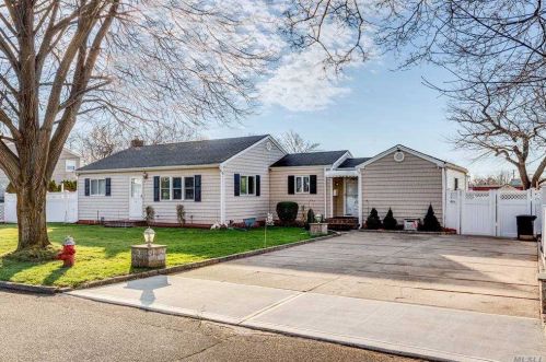 11 Willetts Pl, Huntington Station, NY 11746-2928