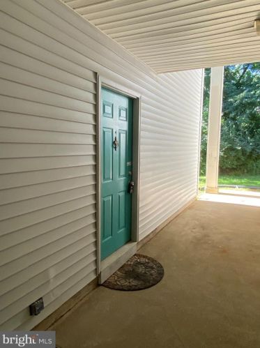 215 Stone Hurst Ct, New Castle, DE 19720-3946