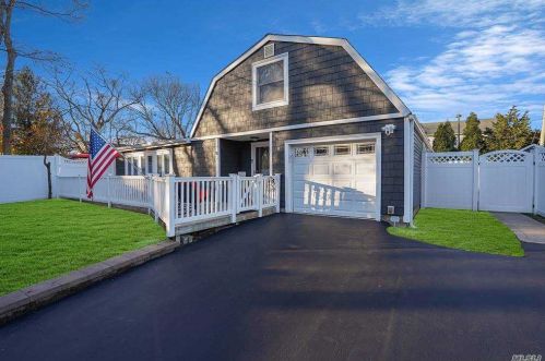11 Horseshoe Dr, Holbrook, NY 11741-1909