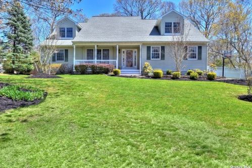 17 Josephine Blvd, Shoreham, NY 11786-1531