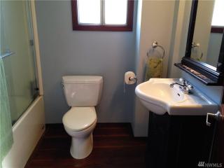 616 4th Ave, Puyallup, WA 98371-5856