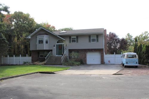 126 Griffing St, Islip Manor, NY 11751-2506