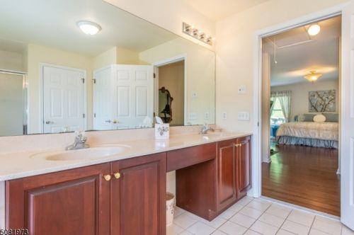 5 Pinecliff Ct, Paterson, NJ 07508-2861