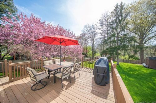 7 Edgewood Dr, Middletown, CT 06457-3508