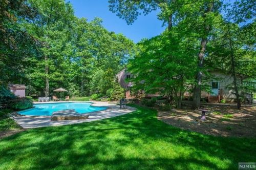 902 Briarwoods Rd, Franklin Lakes NJ  07417-1106 exterior