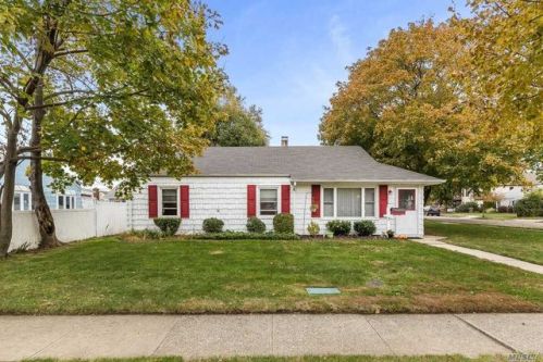 7 Silber Ave, Bethpage, NY 11714-1507