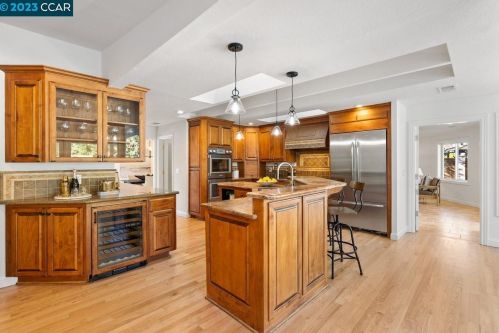 2 Charles Hill Rd, Orinda, CA 94563-1905