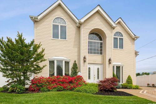 4143 Harriet Rd, Bethpage NY  11714-6212 exterior