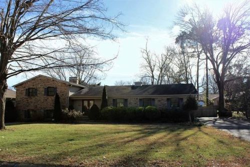 1512 Oxford Dr, Murray, KY 42071-3233