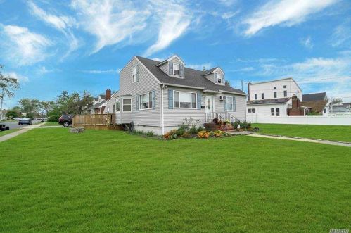 138 Inlet Dr, North Lindenhurst, NY 11757-6810
