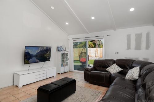 6342 Farley Dr, San Diego CA  92122-3025 exterior