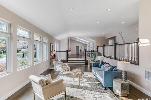 2 Blue Sea Ln, Great Neck NY  11024-1504 exterior