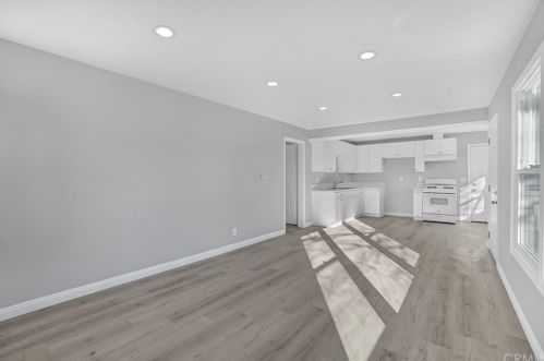 561 Royal Ave, Simi Valley CA  93065-4246 exterior