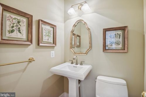 19 Cornwall St, Leesburg VA 20176-2701 exterior