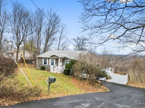 368 Carter Ave, Newburgh NY  12550-8400 exterior