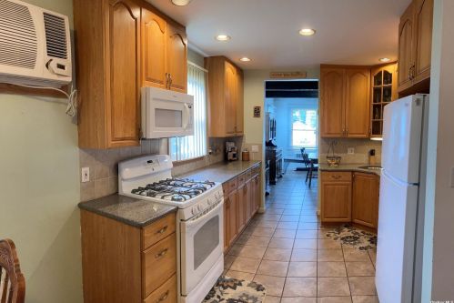 92 Pine St, Islip Manor NY  11751-2227 exterior