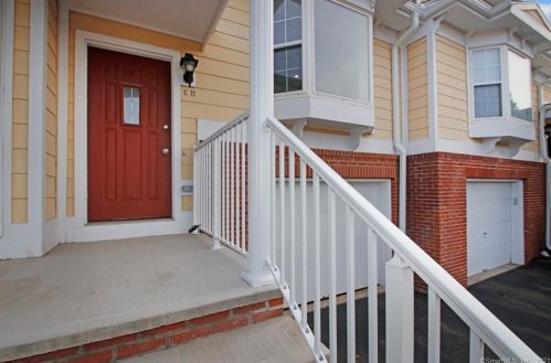 11 Saint John St, North Haven, CT 06473-2340