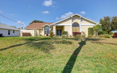 1685 Holiday Rd, Fort Pierce, FL 34952-5417