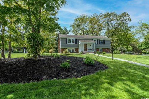 2 Franko Ln, Strongs Neck, NY 11733-2606