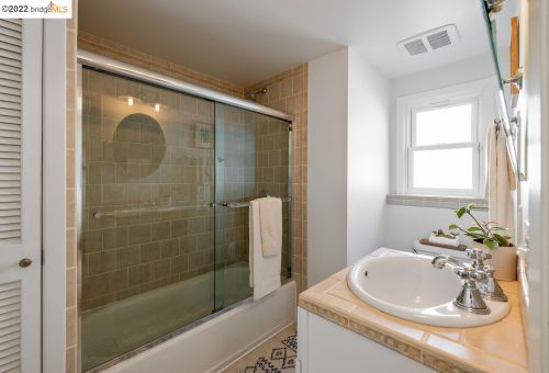 2463 Burlington St, Oakland CA 94602-2515 exterior