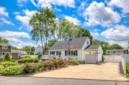 16 Vernon Ln, South Setauket, NY 11720-2824