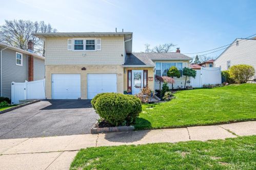 795 Chalet Dr, Woodbridge, NJ 07095-3200