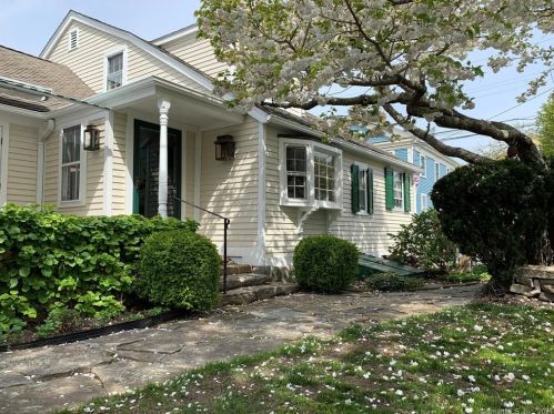 17 Diving St, Stonington, CT 06378-1405