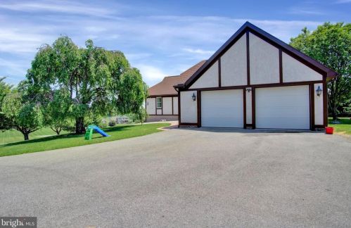 11 Thrush Dr, Carlisle PA  17015-7653 exterior