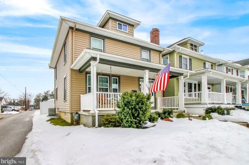 327 Hanover St, Hanover, PA 17331-2613