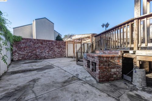 1115 Chestnut St, Oakland CA 94607-2874 exterior