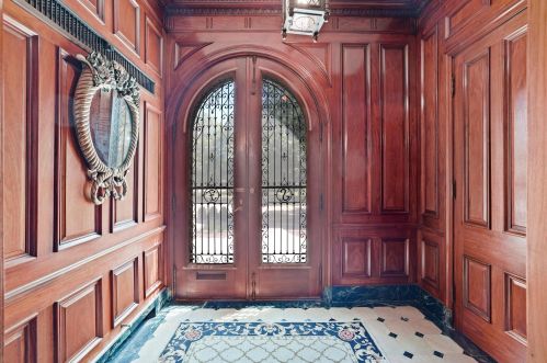 2773 Lake Dr, Milwaukee, WI 53211-3851