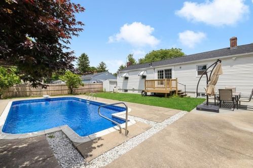 70 Massachusetts Ave, Cumberland RI  02864-5729 exterior