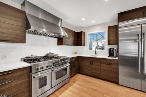 23 Bromleigh Way, Greystone Park NJ  07950-1624 exterior