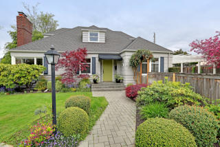 2300 Viewmont Way, Seattle WA  98199-3939 exterior