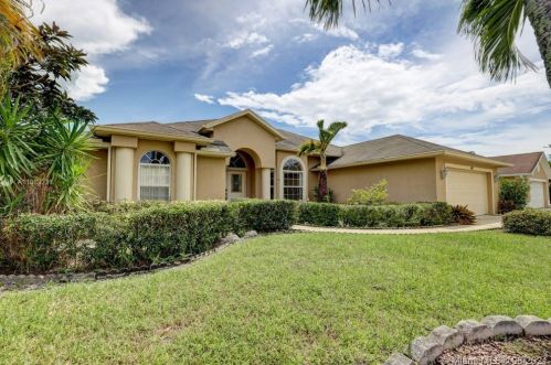 582 Fairway Ave, Fort Pierce, FL 34983-2906