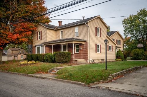 437 Line St, Hermitage, PA 16150-1208
