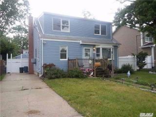 315 Maple Ct, Copiague, NY 11726-4620