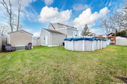 372 5 St, North Lindenhurst NY 11757-1149 exterior