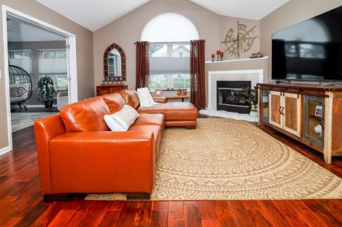 1470 Buckeye Pl, Darbydale, OH 43123-8067