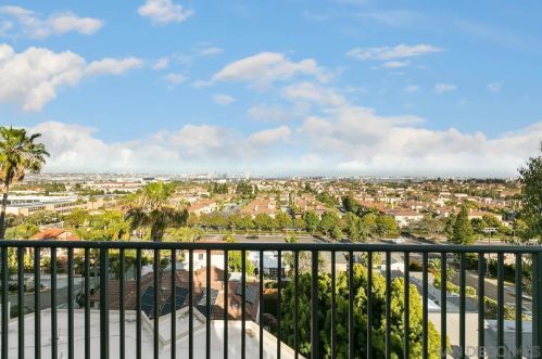 2125 Locust St, San Diego CA  92106-1622 exterior