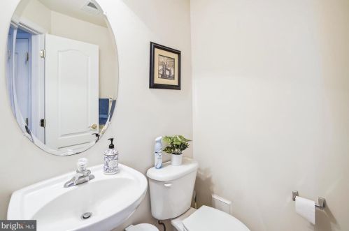 7204 Little Thames Dr, Gainesville VA  20155-4021 exterior