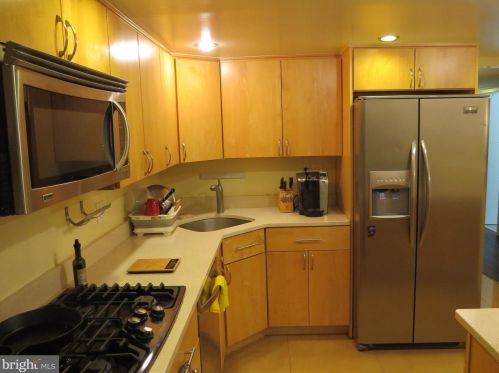 1413 Northgate Sq, Herndon, VA 20190-3729
