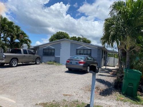236 9th Ave, South Bay, FL 33493-1618