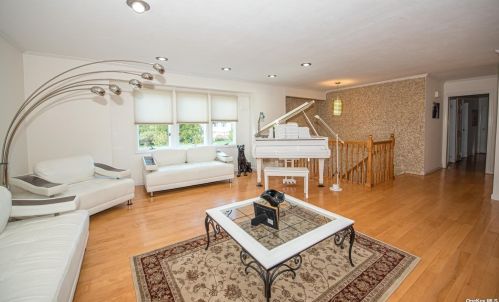 28 Hammond Rd, Elwood NY  11731-4810 exterior