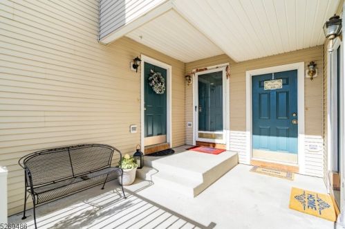 1042 Shadowlawn Dr, Green Brook, NJ 08812-1751