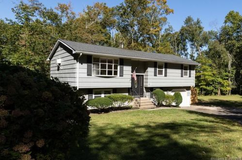 26 Oak Hill Dr, North Branford, CT 06471-1123