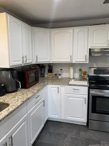 320 Cottage Grove Rd, Bloomfield CT  06002-3158 exterior