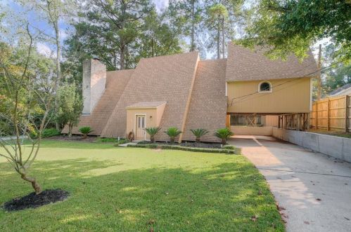 140 Paradise Valley Dr, Conroe, TX 77304-1265