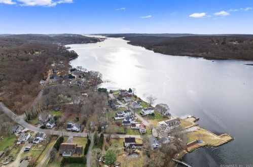 3 Riverside Pl, Gales Ferry CT  06335-1442 exterior