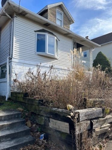 2004 Victoria Ave, New Kensington, PA 15068-4119